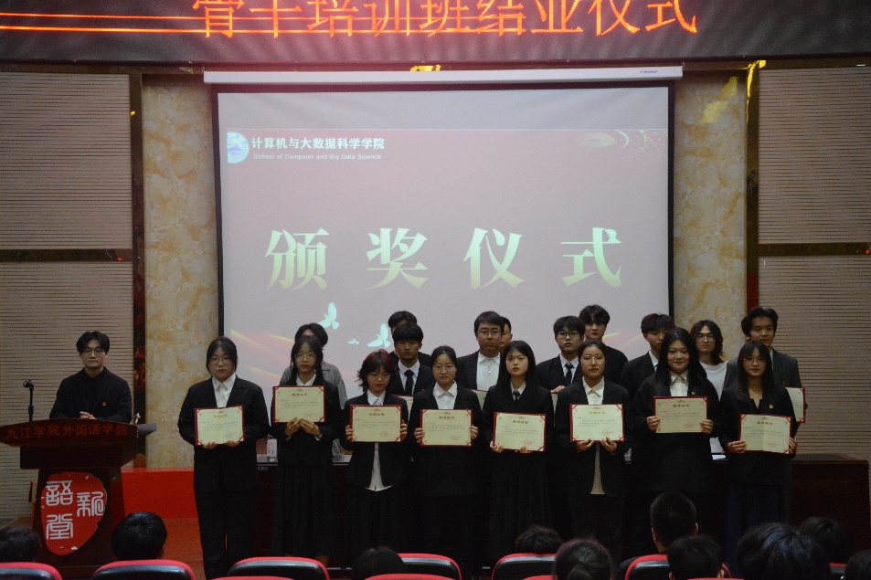 一群人在台上演讲描述已自动生成